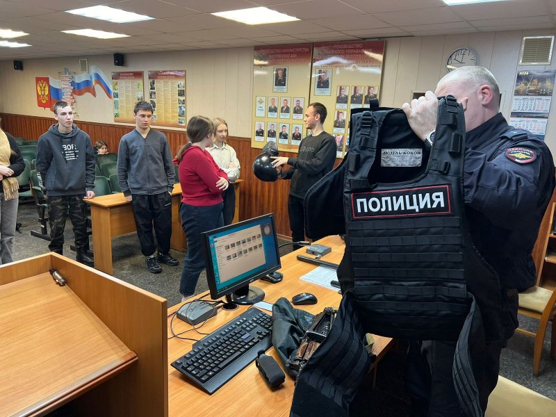 Полицейские Ленинградской области приняли эстафету «Студенческого десанта»